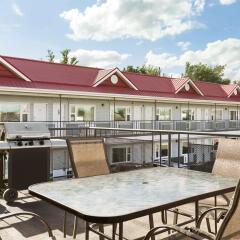Отель Thriftlodge Saskatoon балкон