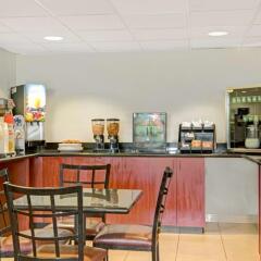 Отель Microtel Inn & Suites by Wyndham Raleigh гостиничный бар