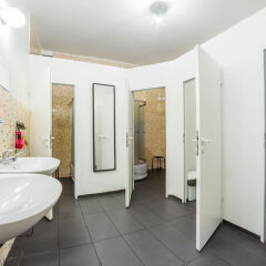 Отель Hostel B&B&B&B&B - Adult Only Литва, Вильнюс - 5 отзывов об отеле, цены и фото номеров - забронировать отель Hostel B&B&B&B&B - Adult Only онлайн ванная