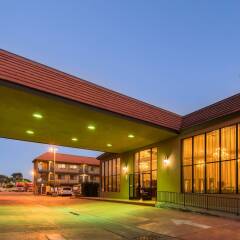 Отель Quality Inn & Suites Bell Gardens Белл Гарденс вид на фасад