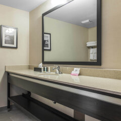 Отель Quality Inn & Suites Канада, Кингстон - отзывы, цены и фото номеров - забронировать отель Quality Inn & Suites онлайн ванная