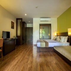 Отель Crown Lanta Resort & Spa Ланта сейф в номере