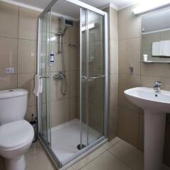 Отель Les Palmiers Beach Hotel Кипр, Ларнака - 4 отзыва об отеле, цены и фото номеров - забронировать отель Les Palmiers Beach Hotel онлайн ванная