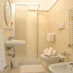 Hotel Prestige Римини ванная