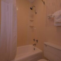 Econo Lodge Port Canaveral Area in Merritt Island, United States of America from 112$, photos, reviews - zenhotels.com bathroom