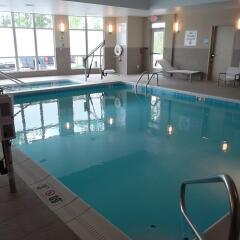 Отель Holiday Inn Express & Suites Columbus-Easton бассейн