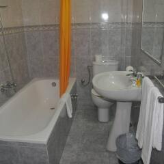 Отель Hostal Temático El Cid Испания, Фуэнхирола - отзывы, цены и фото номеров - забронировать отель Hostal Temático El Cid онлайн ванная