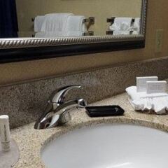 Отель Courtyard By Marriott Columbus West Колумбус ванная фото 2