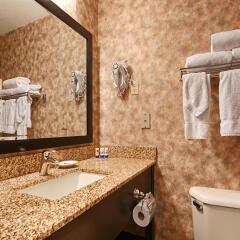 Отель Best Western Plus Cascade Inn & Suites ванная фото 2