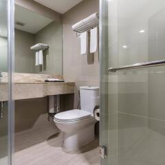 Отель Surestay Plus Hotel By Best Western Sukhumvit 2 Таиланд, Бангкок - 3 отзыва об отеле, цены и фото номеров - забронировать отель Surestay Plus Hotel By Best Western Sukhumvit 2 онлайн ванная