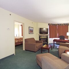 Отель Ramada Plaza & Conf Center by Wyndham Calgary Airport Канада, Калгари - отзывы, цены и фото номеров - забронировать отель Ramada Plaza & Conf Center by Wyndham Calgary Airport онлайн удобства в номере