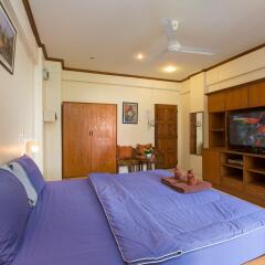 Апартаменты Patong Studio Apartments комната для гостей фото 4