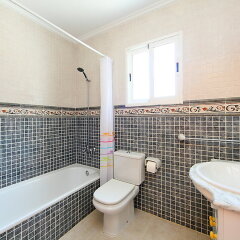 Отель Casa Joli, Tossal Gros - Three Bedroom Испания, Фуэнте-Энкаррос - отзывы, цены и фото номеров - забронировать отель Casa Joli, Tossal Gros - Three Bedroom онлайн ванная