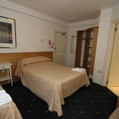 Ridgemount Hotel сейф в номере