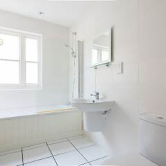 Отель The Kensington Palace Mews - Bright & Modern 6bdr House With Garage Лондон ванная