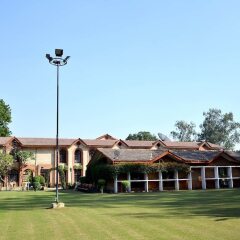 Отель Ashok Country Resort спортивное сооружение