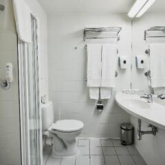 Отель Green Park Hotel Vilnius Литва, Вильнюс - 12 отзывов об отеле, цены и фото номеров - забронировать отель Green Park Hotel Vilnius онлайн ванная