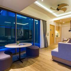 Отель Crest Resort & Pool Villas интерьер отеля фото 2