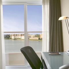 Отель Coast Victoria Hotel & Marina by APA Канада, Виктория - отзывы, цены и фото номеров - забронировать отель Coast Victoria Hotel & Marina by APA онлайн балкон