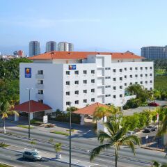 Отель Comfort Inn Puerto Vallarta парковка