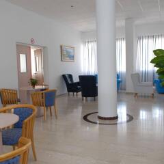 Отель Maistros Hotel Apartments Кипр, Протарас - отзывы, цены и фото номеров - забронировать отель Maistros Hotel Apartments онлайн интерьер отеля
