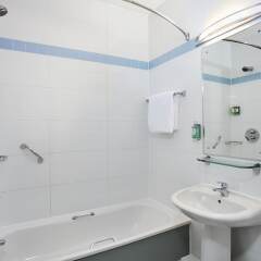 Отель Jurys Inn Glasgow ванная фото 2
