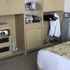 Jumeirah at Etihad Towers Hotel сейф в номере