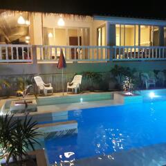 Отель Phuket Airport Suites & Lounge Bar - Club 96 бассейн