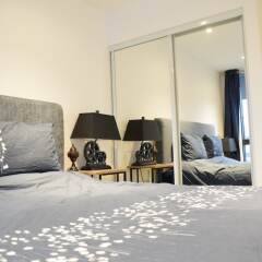 Отель Spacious Greenwich Flat бассейн