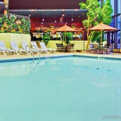 Отель Holiday Inn Toronto - Yorkdale Канада, Торонто - отзывы, цены и фото номеров - забронировать отель Holiday Inn Toronto - Yorkdale онлайн бассейн