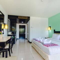 Отель Karon Whale Resort комната для гостей фото 5