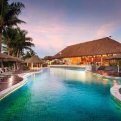 Отель Outrigger Fiji Beach Resort бассейн