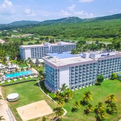 Отель Hilton Rose Hall Resort and Spa бассейн