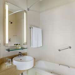 Отель Doubletree by Hilton Angel Kings Cross Лондон ванная