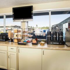 Отель Travelodge Tacoma Near McChord AFB (ex. Whiteroof Inn) США, Такома - отзывы, цены и фото номеров - забронировать отель Travelodge Tacoma Near McChord AFB (ex. Whiteroof Inn) онлайн гостиничный бар