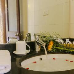 Отель Hanoi Little Town Hotel Вьетнам, Ханой - отзывы, цены и фото номеров - забронировать отель Hanoi Little Town Hotel онлайн ванная фото 2
