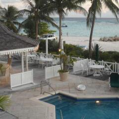 Отель Coral Sands Beach Resort бассейн