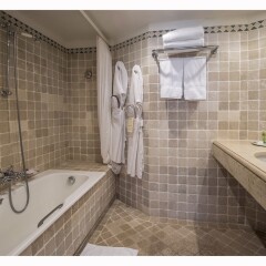 Hotel La Pérouse Nice Baie des Anges ванная фото 2