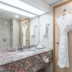 Отель Crowne Plaza Abu Dhabi ванная фото 2