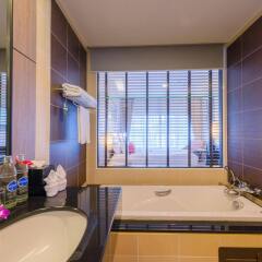 Отель Deevana Plaza Phuket ванная
