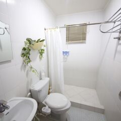 Отель Dee Guesthouse - White Sands Филиппины, Лапу-Лапу - отзывы, цены и фото номеров - забронировать отель Dee Guesthouse - White Sands онлайн ванная