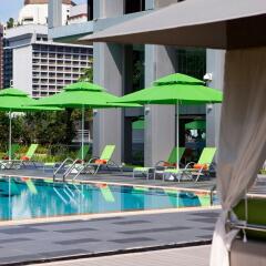 Отель 8 on Claymore Serviced Residences бассейн