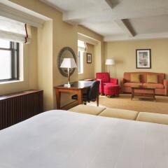 Отель New York Marriott East Side США, Нью-Йорк - отзывы, цены и фото номеров - забронировать отель New York Marriott East Side онлайн комната для гостей фото 5