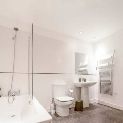 Апартаменты Modern 2 Bedroom Apartment in City Centre With Balcony ванная фото 2