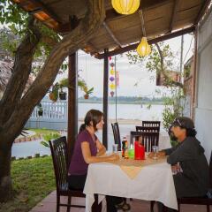Отель Riverside Plum Garden Homestay питание