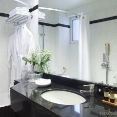 Отель Holiday Inn Thessaloniki Салоники ванная
