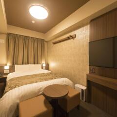 Отель Dormy Inn Tokyo-Hatchobori Natural Hot Spring сейф в номере