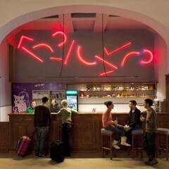 Отель Three Little Pigs Hostel Berlin Германия, Берлин - 3 отзыва об отеле, цены и фото номеров - забронировать отель Three Little Pigs Hostel Berlin онлайн гостиничный бар