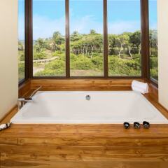 Отель Indura Beach & Golf Resort, Curio Collection by Hilton ванная
