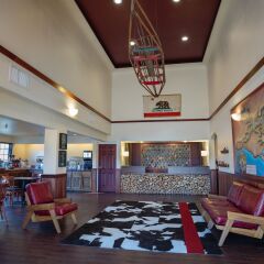 The Redwood Riverwalk Hotel гостиничный бар